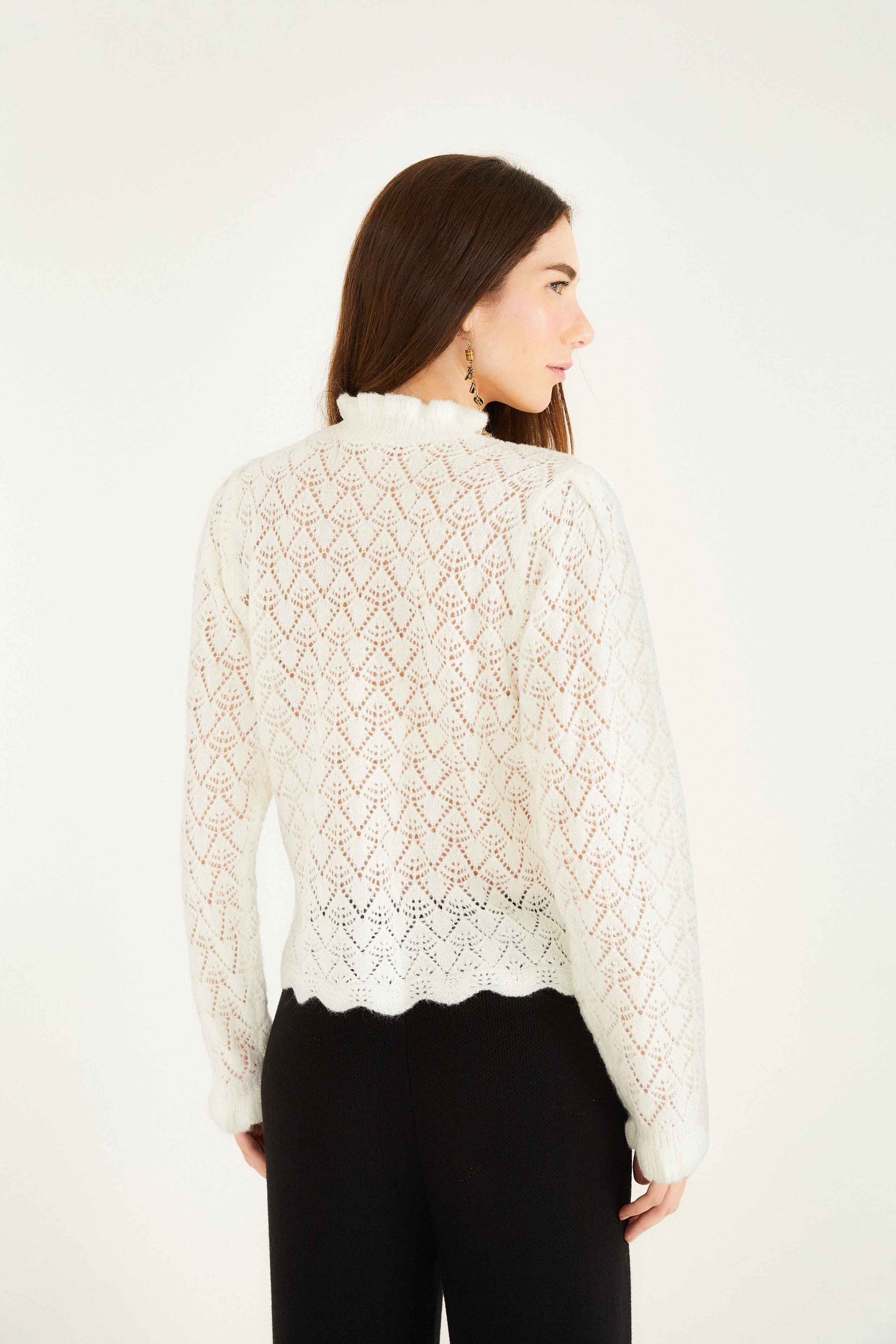 LACE STITCH RUFFLES OFF-WHITE KNIT BLOUSE