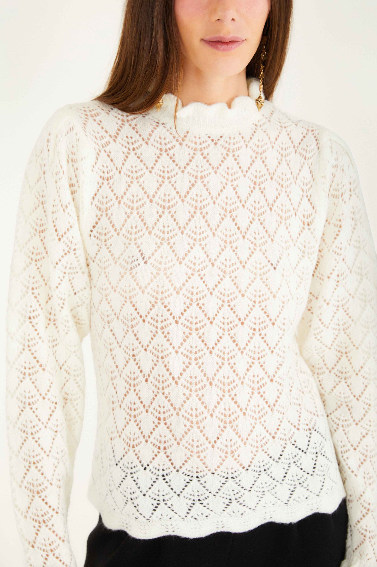 LACE STITCH RUFFLES OFF-WHITE KNIT BLOUSE