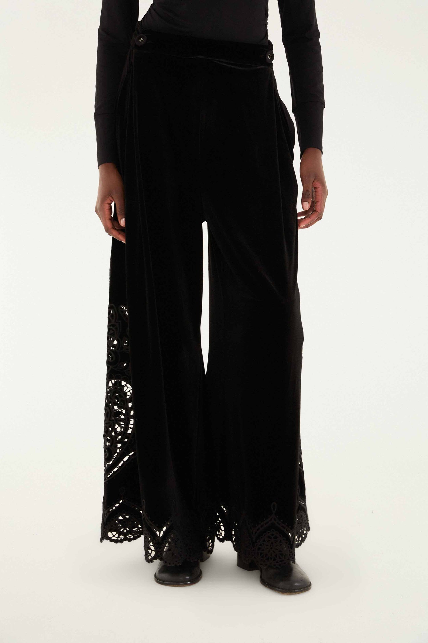 FARM Rio model wearing the Black Artichoke Heart Richelieu Pants