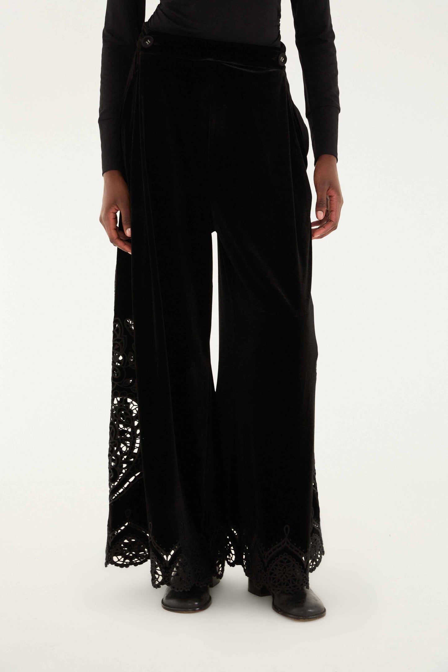 FARM Rio model wearing the Black Artichoke Heart Richelieu Pants