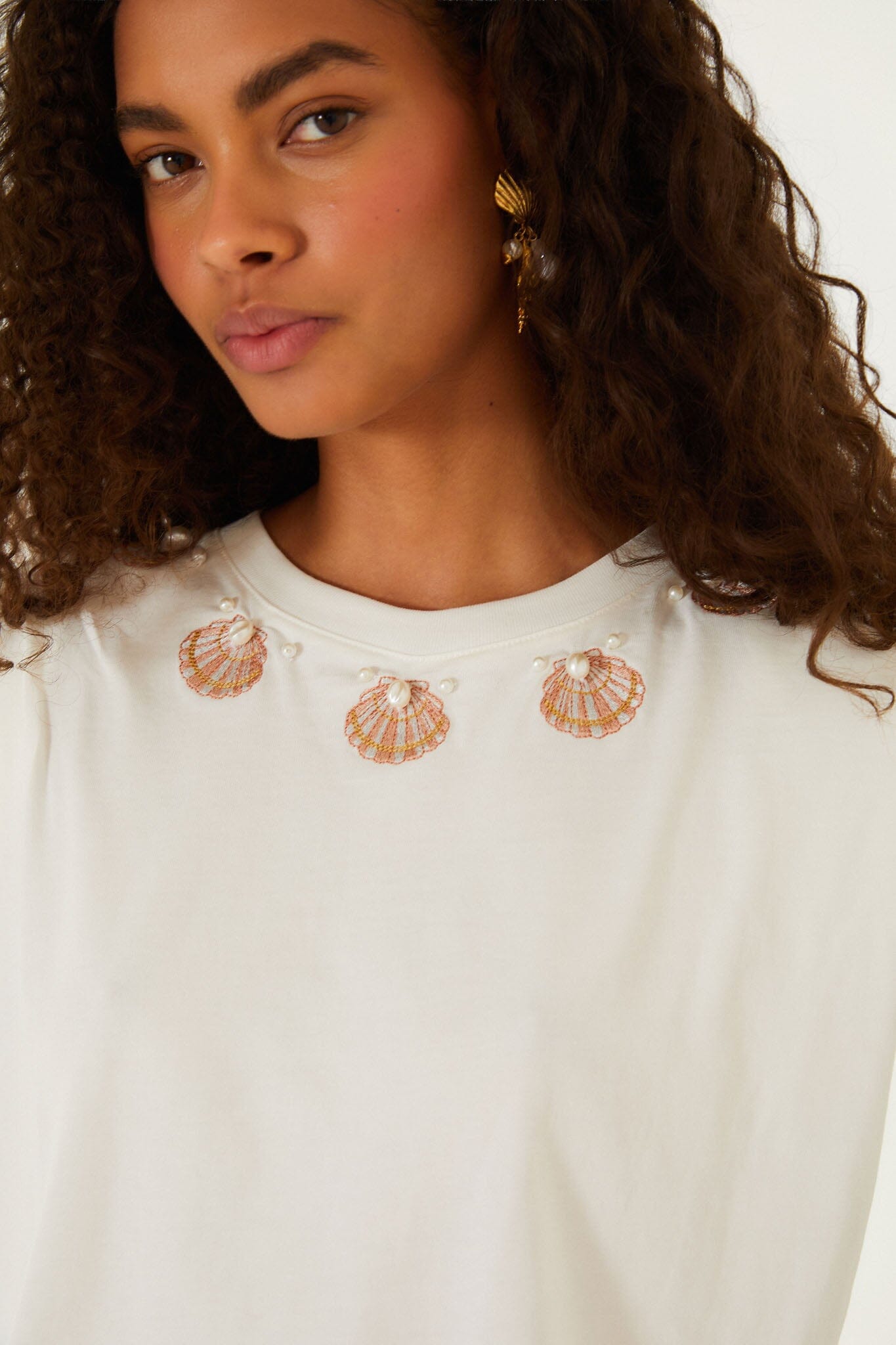 FARM Rio model wearing the Off-White Seashell Embroidery Padded Shoulders T-Shirt